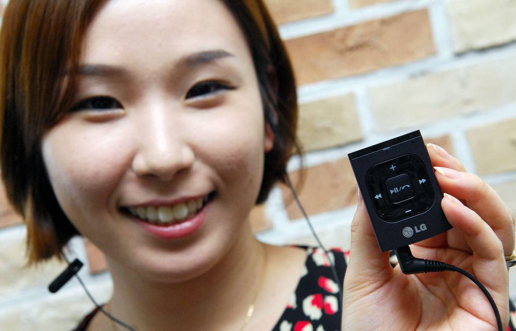 Naar de waarheid voordeel isolatie LG touts new Bluetooth headset, claims 8 hours battery life - Android  Community