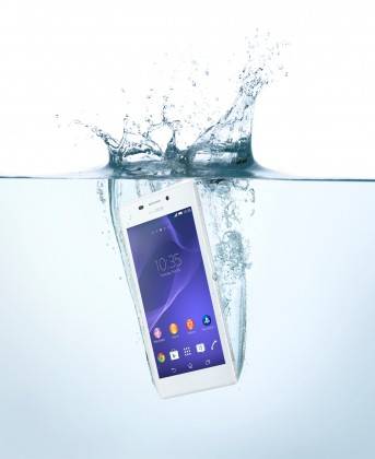 04_Xperia_M2_Aqua_in_Water