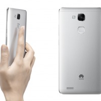 Huawei Ascend Mate7_Single_Gray Back Face Hand_Hi res