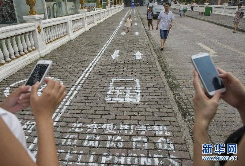 chongqing city foreigner street mobile phone sidewalk