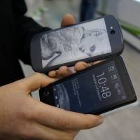 yotaphone-2 (4)