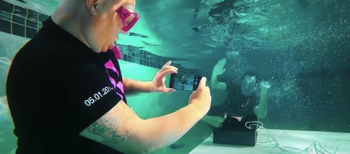 Samsung Galaxy S7 Unboxing Video T-mobile under water 4