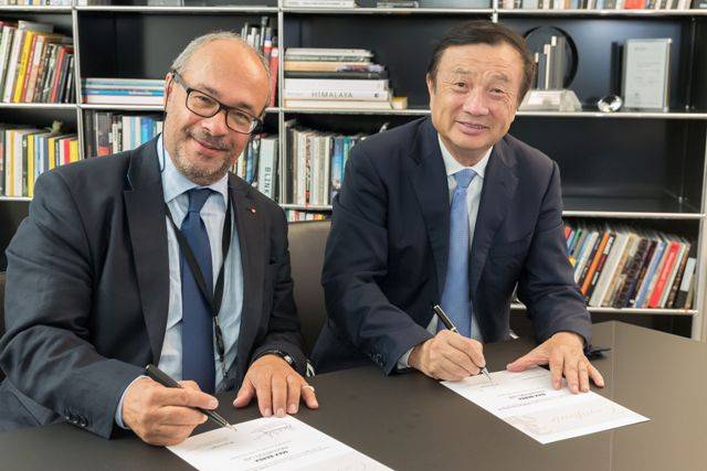 Ren Zhengfei, CEO of Huawei (right) and Dr. Andreas Kaufmann, majority shareholder and chairman of the advisory board of Leica Camera AG(left)