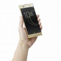 10_Xperia_XA1_Ultra_gold_in_hand