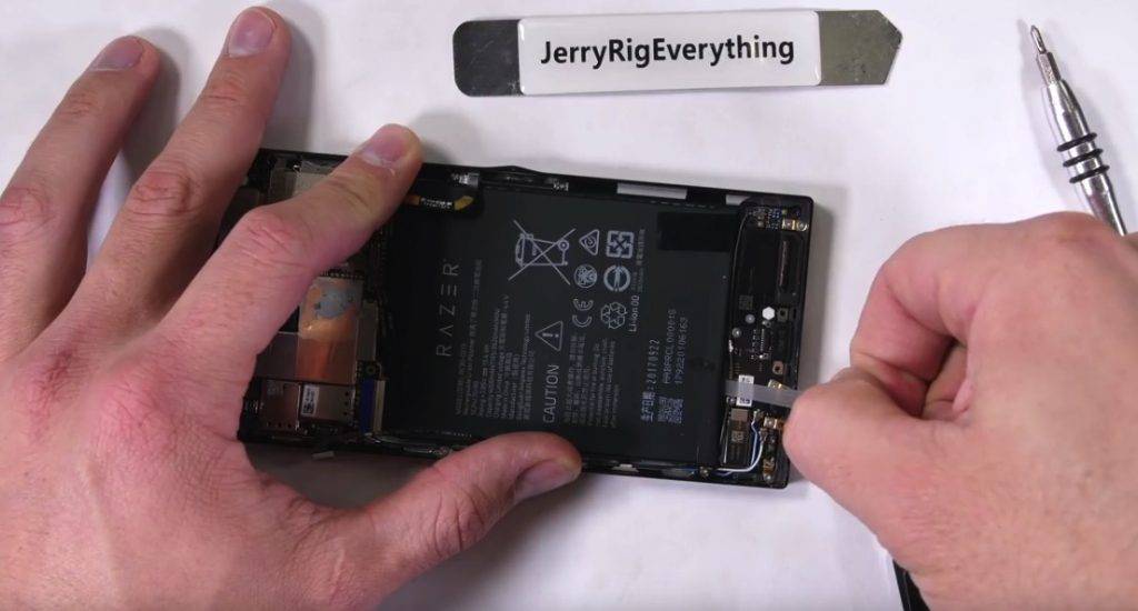 Razer Phone gets a teardown, proves to be a challenge to fix Android