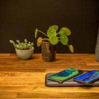 ZENS-LIBERTY-16-coils-wireless-charger-lifestyle-with-Samsung-S10-and-iPhone-Xs-1024×536