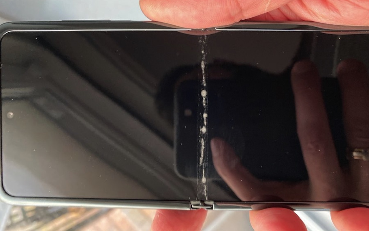 Samsung Galaxy Z Flip shows cracked screen - Android Community