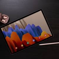 Galaxy Tab S7+ and Buds Live_Lifestyle